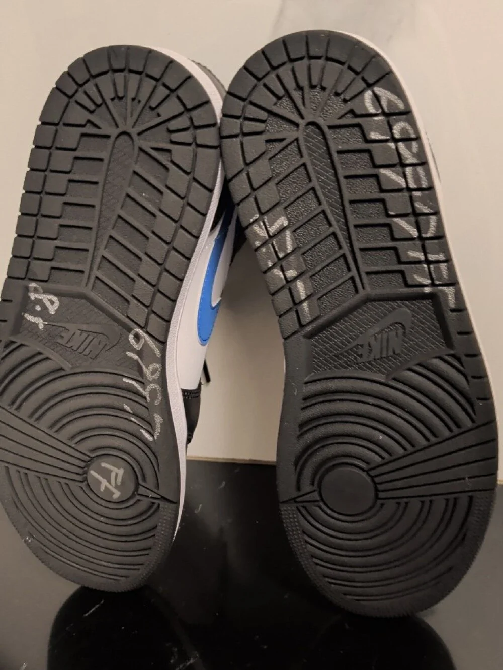 Nike Men's Air Jordan 1 Mid Black White Lace-Up Sneakers Size 8.5 Like New